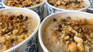 Geleneksel Türk Tatlıları. Besleyici ve sağlıklı bir tatlı. Kurutulmuş meyveler, fındıklar ve tahıllardan oluşan zengin bir karışım, eşsiz tatlar ve sağlıklı bir deneyim sunuyor..