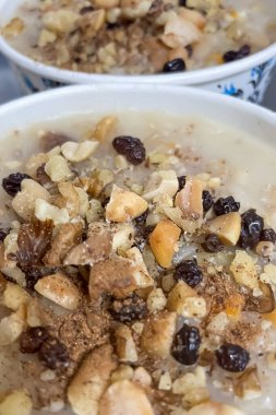 Geleneksel Türk Tatlıları. Besleyici ve sağlıklı bir tatlı. Kurutulmuş meyveler, fındıklar ve tahıllardan oluşan zengin bir karışım, eşsiz tatlar ve sağlıklı bir deneyim sunuyor..