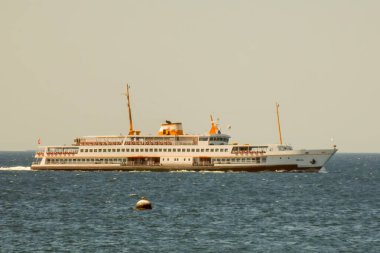 İstanbul, Türkiye. 17 Ağustos 2024 'te İstanbulun Avrupa ve Asya Taraflarını Bağlayan İkonik Kent Feribotu. İstanbul' un feribotları, İstanbul 'un İstanbul' un mavi sularından süzülen Avrupa ile Asya arasındaki deniz bağlantısının simgesel sembolleri.. 