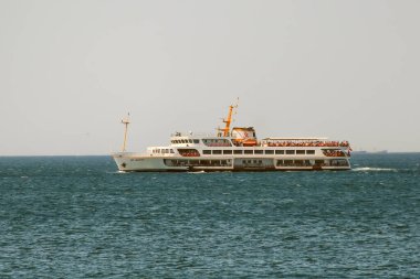 İstanbul, Türkiye. 17 Ağustos 2024 'te İstanbulun Avrupa ve Asya Taraflarını Bağlayan İkonik Kent Feribotu. İstanbul' un feribotları, İstanbul 'un İstanbul' un mavi sularından süzülen Avrupa ile Asya arasındaki deniz bağlantısının simgesel sembolleri.. 
