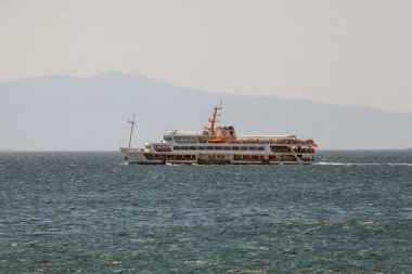 İstanbul, Türkiye. 17 Ağustos 2024 'te İstanbulun Avrupa ve Asya Taraflarını Bağlayan İkonik Kent Feribotu. İstanbul' un feribotları, İstanbul 'un İstanbul' un mavi sularından süzülen Avrupa ile Asya arasındaki deniz bağlantısının simgesel sembolleri.. 