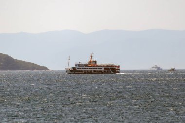 İstanbul, Türkiye. 17 Ağustos 2024 'te İstanbulun Avrupa ve Asya Taraflarını Bağlayan İkonik Kent Feribotu. İstanbul' un feribotları, İstanbul 'un İstanbul' un mavi sularından süzülen Avrupa ile Asya arasındaki deniz bağlantısının simgesel sembolleri.. 