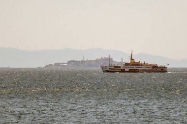 İstanbul, Türkiye. 17 Ağustos 2024 'te İstanbulun Avrupa ve Asya Taraflarını Bağlayan İkonik Kent Feribotu. İstanbul' un feribotları, İstanbul 'un İstanbul' un mavi sularından süzülen Avrupa ile Asya arasındaki deniz bağlantısının simgesel sembolleri.. 