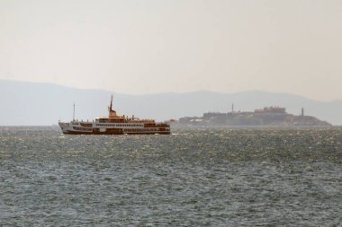 İstanbul, Türkiye. 17 Ağustos 2024 'te İstanbulun Avrupa ve Asya Taraflarını Bağlayan İkonik Kent Feribotu. İstanbul' un feribotları, İstanbul 'un İstanbul' un mavi sularından süzülen Avrupa ile Asya arasındaki deniz bağlantısının simgesel sembolleri.. 