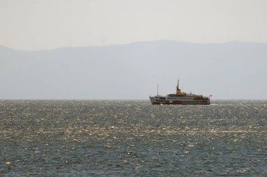 İstanbul, Türkiye. 17 Ağustos 2024 'te İstanbulun Avrupa ve Asya Taraflarını Bağlayan İkonik Kent Feribotu. İstanbul' un feribotları, İstanbul 'un İstanbul' un mavi sularından süzülen Avrupa ile Asya arasındaki deniz bağlantısının simgesel sembolleri.. 