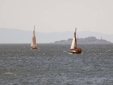 İstanbul, Türkiye. 17 Ağustos 2024 Fenerbahçe Shore 'da yelkenliler. Bu puslu ve sisli Ağustos gününde, Istanbuls Fenerbahçe kıyı şeridi açıklarındaki Marmara Denizi' nin parıldayan sularında yelkenliler süzülüyor. Marmara denizi. İstanbul İli.