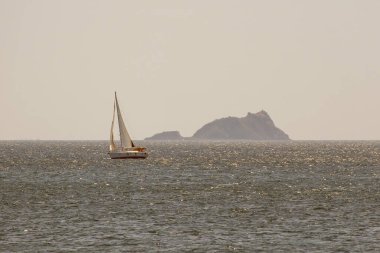 İstanbul, Türkiye. 17 Ağustos 2024 Fenerbahçe Shore 'da yelkenliler. Bu puslu ve sisli Ağustos gününde, Istanbuls Fenerbahçe kıyı şeridi açıklarındaki Marmara Denizi' nin parıldayan sularında yelkenliler süzülüyor. Marmara denizi. İstanbul İli.
