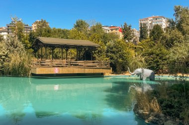 İstanbul, Türkiye. 18 Ağustos 2024 İstanbul, Goztepe 'deki çok katlı binalar arasında nefes kesici bir vaha. Göztepe Özgürlük Parkı. Park ziyaretçilerine zengin bitki örtüsü, yürüyüş yolları ve çocuk parklarıyla bir vaha hissi veriyor..