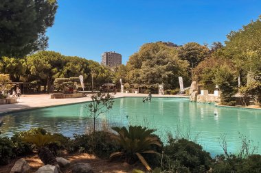 İstanbul, Türkiye. 18 Ağustos 2024 İstanbul, Goztepe 'deki çok katlı binalar arasında nefes kesici bir vaha. Göztepe Özgürlük Parkı. Park ziyaretçilerine zengin bitki örtüsü, yürüyüş yolları ve çocuk parklarıyla bir vaha hissi veriyor..