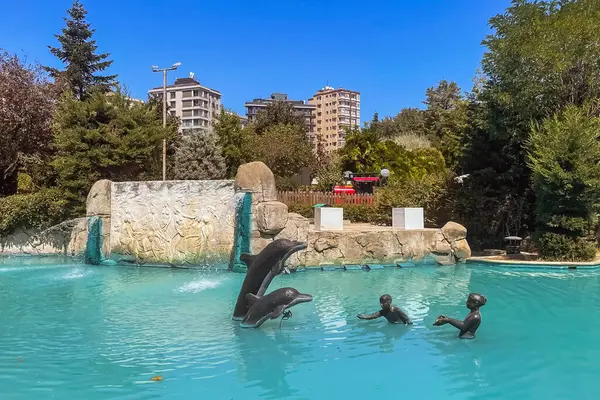 İstanbul, Türkiye. 18 Ağustos 2024 İstanbul, Goztepe 'deki çok katlı binalar arasında nefes kesici bir vaha. Göztepe Özgürlük Parkı. Park ziyaretçilerine zengin bitki örtüsü, yürüyüş yolları ve çocuk parklarıyla bir vaha hissi veriyor..