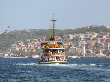 Ortakoy, İstanbul, Türkiye. 25 Ağustos 2024 İstanbul Boğazı manzarası, İstanbul 'un en popüler bölgelerinden biri olan Ortakoy' dan. Boğaz 'daki yaşam akışı. Boğaz' ın canlı yaşamının bir bölümü..