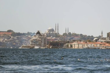 Ortakoy, İstanbul, Türkiye. 25 Ağustos 2024 İstanbul Boğazı manzarası, İstanbul 'un en popüler bölgelerinden biri olan Ortakoy' dan. Boğaz 'daki yaşam akışı. Boğaz' ın canlı yaşamının bir bölümü..