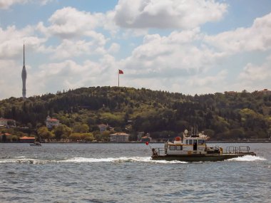 Ortakoy, İstanbul, Türkiye. 25 Ağustos 2024 İstanbul Boğazı manzarası, İstanbul 'un en popüler bölgelerinden biri olan Ortakoy' dan. Boğaz 'daki yaşam akışı. Boğaz' ın canlı yaşamının bir bölümü..