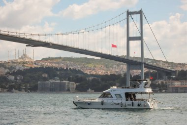 Ortakoy, İstanbul, Türkiye. 25 Ağustos 2024 İstanbul Boğazı manzarası, İstanbul 'un en popüler bölgelerinden biri olan Ortakoy' dan. Boğaz 'daki yaşam akışı. Boğaz' ın canlı yaşamının bir bölümü..