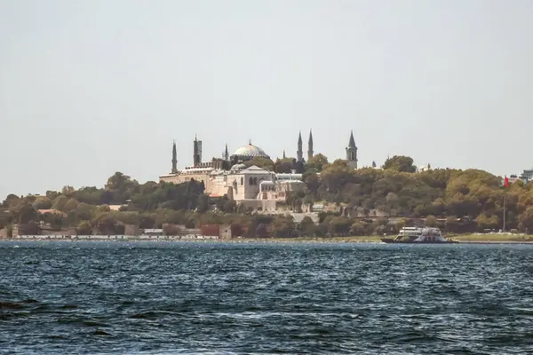 Ortakoy, İstanbul, Türkiye. 25 Ağustos 2024 İstanbul Boğazı manzarası, İstanbul 'un en popüler bölgelerinden biri olan Ortakoy' dan. Boğaz 'daki yaşam akışı. Boğaz' ın canlı yaşamının bir bölümü..