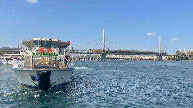 Eminonu, İstanbul, Türkiye. 23 Ağustos 2024. The Pulse of the City. Eminonu 'nun turistik görüşü, İstanbul' un en canlı bölgelerinden biri olan Eminonu 'dan tarihi Altın Boynuz' a doğru..