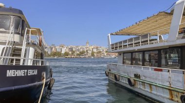 Eminonu, İstanbul, Türkiye. 23 Ağustos 2024. The Pulse of the City. Eminonu 'nun turistik görüşü, İstanbul' un en canlı bölgelerinden biri olan Eminonu 'dan tarihi Altın Boynuz' a doğru..