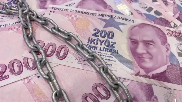 stock image Security of Turkish Lira.Chained 200 TL Banknotes.200 TL Turkish Lira banknotes bound by a metal chain. It serves as an ideal representation for topics related to financial security, economic constraints, and monetary policies. 