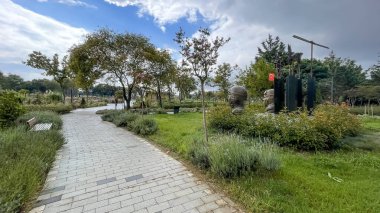 Atakoy, İstanbul, Türkiye. 30 Ağustos 2024. Ayama yaşam vadisi, Atakoy ilçesi. Çevresi çeşitli yeşil bitki ve ağaçlarla çevrili. İstanbul ili..