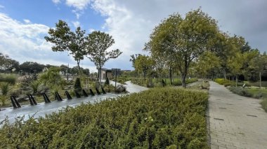 Atakoy, İstanbul, Türkiye. 30 Ağustos 2024. Ayama yaşam vadisi, Atakoy ilçesi. Çevresi çeşitli yeşil bitki ve ağaçlarla çevrili. İstanbul ili..