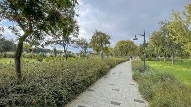 Atakoy, İstanbul, Türkiye. 30 Ağustos 2024. Ayama yaşam vadisi, Atakoy ilçesi. Çevresi çeşitli yeşil bitki ve ağaçlarla çevrili. İstanbul ili..