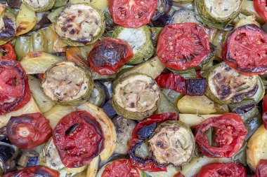 Taze kavrulmuş mevsimlik sebzeler. Taze kavrulmuş mevsimlik sebzelerin zengin renklerini ve dokularını gösteren yakın plan bir fotoğraf..
