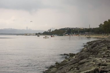 Florya, İstanbul, Türkiye. 1 Eylül 2024. Florya plajı, Menekşe plajı ve Florya Atatürk malikanesi olan yağmurlu bir eylül gününde İstanbul 'da. Florya bölgesi.