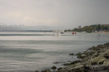 Florya, İstanbul, Türkiye. 1 Eylül 2024. Florya plajı, Menekşe plajı ve Florya Atatürk malikanesi olan yağmurlu bir eylül gününde İstanbul 'da. Florya bölgesi.