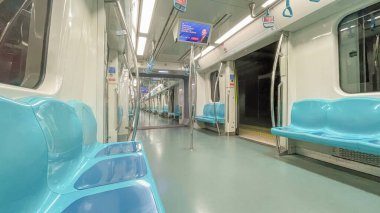 İstanbul, Türkiye. 10 Eylül 2024. Marmaray, İstanbul 'un Avrupa ve Asya taraflarını birbirine bağlayan banliyö treni. Banliyö treninin iç manzarası. Sabah erkenden. İstanbul banliyö treni..