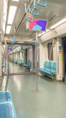 İstanbul, Türkiye. 10 Eylül 2024. Marmaray, İstanbul 'un Avrupa ve Asya taraflarını birbirine bağlayan banliyö treni. Banliyö treninin iç manzarası. Sabah erkenden. İstanbul banliyö treni..