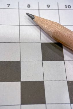 Akıl Oyunları. Çapraz Bulmaca Yarışması. Çapraz bulmacanın yakın görüntüsü. Numaralandırılmış karelerin ve siyah blokların karmaşık desenlerini vurguluyor. Sorun çözme, boş zaman aktiviteleri ya da entelektüel uğraşlar temasını tasvir etmek için mükemmel..