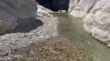 Harmankaya Kanyonu, Bilecik, Türkiye. Harmankaya Kanyonu, Harmankaya Doğa Parkında yer almaktadır. Yazın azalan su akışı ve muhteşem doğa manzarası..