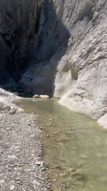 Harmankaya Kanyonu, Bilecik, Türkiye. Harmankaya Kanyonu, Harmankaya Doğa Parkında yer almaktadır. Yazın azalan su akışı ve muhteşem doğa manzarası..