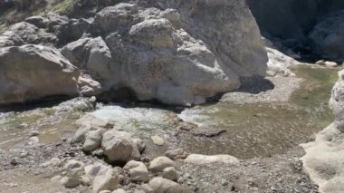 Harmankaya Kanyonu, Bilecik, Türkiye. Harmankaya Kanyonu, Harmankaya Doğa Parkında yer almaktadır. Yazın azalan su akışı ve muhteşem doğa manzarası..