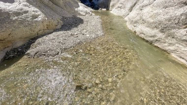 Harmankaya Kanyonu, Bilecik, Türkiye. Harmankaya Kanyonu, Harmankaya Doğa Parkında yer almaktadır. Yazın azalan su akışı ve muhteşem doğa manzarası.. 