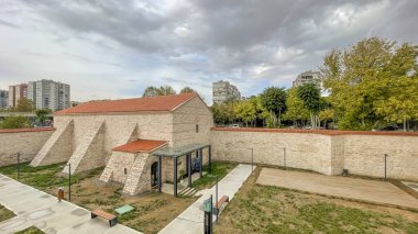 İstanbul, Türkiye. 21 bin 2024 Baruthane Halk Parkında Tarih ve Modernite. İstanbul, Atakoy 'da yer alan Baruthane Halk Parkı içindeki tarihi binalar İstanbul Büyükşehir Belediyesi tarafından sosyal tesis olarak kullanılıyor.. 