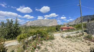 Harmankoys Yeşil Cennet. Türkiye 'nin Bilecik ilçesinde yer alan Harmanköy, Harmankaya Kanyonu' nda gizlenmiş doğal bir mucizedir. Bu fotoğraf köylerin yemyeşil doğayı ve barışçıl atmosferi yeşerttiğini gösteriyor. Harmankoy doğa aşıkları için ideal bir kaçış yeri..