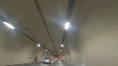 İstanbul, Türkiye, 5 Ekim 2024. İstanbul 'un Avrupa ve Asya taraflarını Boğaz' ın altından bağlayan yol tüneli. AvrasyaTunnel. Zaman aşımına uğramış araç geçişi.