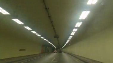 İstanbul, Türkiye, 5 Ekim 2024. İstanbul 'un Avrupa ve Asya taraflarını Boğaz' ın altından bağlayan yol tüneli. AvrasyaTunnel. Zaman aşımına uğramış araç geçişi.