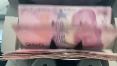 Bir Para Sayma Makinesiyle 200 Türk Lira Banknotu Sayılıyor.