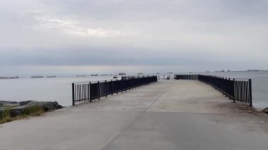 İstanbul, Türkiye. 12 Ekim 2024 Marmara Denizi kıyısındaki modern Atakoy ilçesinde yer alan Baruthane Halk Parkı ziyaretçilerine huzurlu bir ortam sunuyor. İstanbul İli.