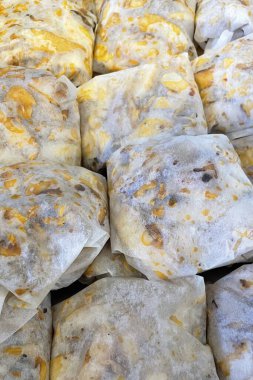 Pişirme kağıdına servis yapmaya hazır. Yeni hazırlanmış tavuk donörünün sıcaklığını ve tazeliğini korumak için titizlikle pişirme kağıdına sarılmış tadını keşfedin.. 