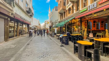 Uskudar, istanbul, Türkiye. 19 Ekim 2024.Geçmiş ve gelecek karışımının Uskudar 'ın tarihsel dokusunu yansıtan bu sokakta sizi beklediği bir atmosfer. Gastronomi ve Tarihin buluştuğu yer. Uskudar gastronomi sokağı.