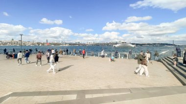 İstanbul, Türkiye. 19 Ekim 2024 'te İstanbul Boğazı' nın eşsiz manzarasına hakim tarihi binalar Uskudarcoastline ziyaretçileri cezbetmeye devam ediyor. Uskudar Sahil Hattı. İstanbul Eyaleti..