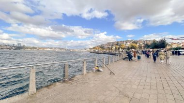 İstanbul, Türkiye. 19 Ekim 2024 'te İstanbul Boğazı' nın eşsiz manzarasına hakim tarihi binalar Uskudarcoastline ziyaretçileri cezbetmeye devam ediyor. Uskudar Sahil Hattı. İstanbul Eyaleti..