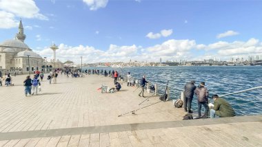 İstanbul, Türkiye. 19 Ekim 2024 'te İstanbul Boğazı' nın eşsiz manzarasına hakim tarihi binalar Uskudarcoastline ziyaretçileri cezbetmeye devam ediyor. Uskudar Sahil Hattı. İstanbul Eyaleti..