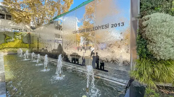 Uskudar, İstanbul, Türkiye. 19 Ekim 2024. Uskudar 'ın Kalbindeki Şehir Silueti. İstanbul 'un en eski yerleşim yerlerinden biri olan Uskudar meydanında yer alan bu süs havuzu, kentin tarihi ve kültürel zenginliğini yansıtıyor.. 