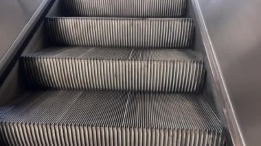 Metro İstasyonunda Yürüyen Yürüyen Yürüyen Yürüyen Yürüyen Yürüyen Yürüyen Yürüyen Yürüyen Yürüyen Yürüyen Yürüyen Yürüteçler, günlük şehir ulaşımının akışını ve hızını gösteriyor.