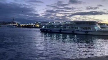 İstanbul, 6 Kasım 2024. İstanbul Tarihi Yarımadası ve Şafak vakti Eminonu Meydanı. Güne barışçıl bir başlangıç. Eminonu bölgesinden tarihi yarımadanın ve şehrin manzarası ve gezgin ve turistler için meydan.