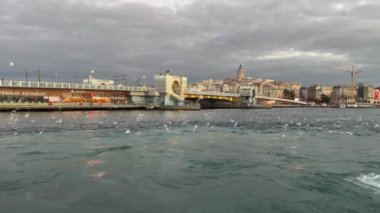 İstanbul, 6 Kasım 2024. İstanbul Tarihi Yarımadası ve Şafak vakti Eminonu Meydanı. Güne barışçıl bir başlangıç. Eminonu bölgesinden tarihi yarımadanın ve şehrin manzarası ve gezgin ve turistler için meydan.